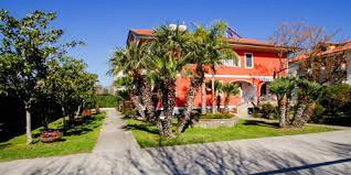 Nel centro di ascea marina e a pochi passi dal mare, disponiamo di un appartamento posto al primo piano di due camere da letto, bagno, cucina abitabile con terrazzo a livello, sovrastante terrazzo di esclusiva proprieta di c. Case Vacanze Ascea Affitto Appartamenti Al Mare Nel Cilento