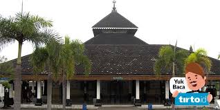 Saya di depan salah satu masjid bersejarah di melaka, yaitu masjid tanah di melaka. Ratusan Tahun Sejarah Masjid Beratap Segitiga Di Jawa Tirto Id