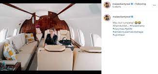 Beberapa waktu lalu, publik dikejutkan atas penangkapan askara atas kasus narkotika dan kepemilikan senjata api. Santuy Naik Pesawat Jet Pribadi Maia Estianty Mau Ikut Numpang Matamata Com