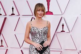She has received nominations for two academy awards, four golden globe awards. Oscars 2021 Margot Robbie Debuted Chic Bangs Glamour