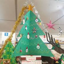クリスマスツリーを作ろう カワチ画材店 カワチ東急ハンズ心斎橋店 クリスマス クリスマスツリー 手作りツリー 作り方も紹介中 サイズは好みで変えてください 店頭用はかなり大きめ christmas ornaments novelty christmas holiday decor