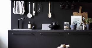 Ikea Deutschland Dunkel Gehaltene Kuchenzeile U A Mit Saljan Arbeitsplatte In Schwarzem Quarzmuster Http Arbeitsplatte Schwarz Arbeitsplatte Kuchentrends