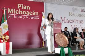 Celebra Gaby Molina a profesores michoacanos en su día - CB Televisión