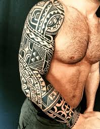 Contenido 3 tatuajes maoríes en el hombro y pecho 5 tatuajes maoríes o tatuajes polinesios la zona del hombro y el pecho es una de las zonas preferidas por los hombres para hacerse. Los Mejores Tatuajes Maories Para Hombres 2021 Modaellos Com