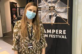 Tänään alkaneet Tampereen elokuvajuhlat tarjoaa leffat etänä –  Toiminnanjohtaja: “Uskon, että ensi vuonna elokuvia näytetään teattereissa”  | Yle