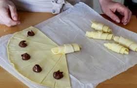 Petits Croissants Au Nutella Rapides Et Economiques Recette En 2020 Nutella Croissants Feuillete Nutella