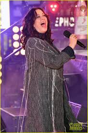 Fans React To Abc Censoring Alanis Morissette Performing You Outta Know With Jagged Little Pill Cast On Rockin Eve 2020 Photo 4407693 2019 New Years Eve Alanis Morissette Pictures Just Jared