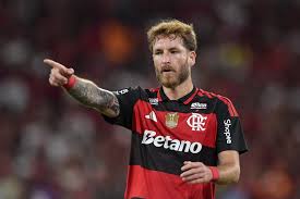 Léo Pereira é desfalque no Flamengo contra o Corinthians; Alex Sandro volta a ser relacionado