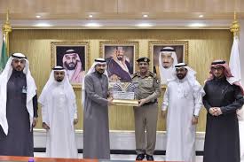 حضر التدشين كل من مدير الأمن العام الفريق أول ركن خالد بن قرار الحربي، ووكيل وزارة الداخلية للقدرات الأمنية المهندس عبدالله بن عبدالرحمن الربيعة. Ù…Ø¹Ø§Ù„ÙŠ Ù…Ø¯ÙŠØ± Ø¬Ø§Ù…Ø¹Ø© Ø§Ù„Ø£Ù…ÙŠØ± Ø³Ø·Ø§Ù… ÙŠÙ„ØªÙ‚ÙŠ Ù…Ø¹Ø§Ù„ÙŠ Ø§Ù„ÙØ±ÙŠÙ‚ Ø£ÙˆÙ„ Ø®Ø§Ù„Ø¯ Ø¨Ù† Ù‚Ø±Ø§Ø± Ø§Ù„Ø­Ø±Ø¨ÙŠ Ù…Ø¯ÙŠØ± Ø§Ù„Ø£Ù…Ù† Ø§Ù„Ø¹Ø§Ù… Ù„Ø¨Ø­Ø« Ø¢ÙØ§Ù‚ Ø§Ù„ØªØ¹Ø§ÙˆÙ† Ø§Ù„Ù…Ø´ØªØ±Ùƒ Ù…Ø¹Ù‡Ø¯ Ø§Ù„Ø¨Ø­ÙˆØ« ÙˆØ§Ù„Ø®Ø¯Ù…Ø§Øª Ø§Ù„Ø§Ø³ØªØ´Ø§Ø±ÙŠØ©