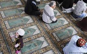 إن الحمد لله نحمده ونستعينه ونستهديه نسأل الله تبارك وتعالى أن يوحد صفوفنا ويرفع رايتنا ويؤلف بين قلوبنا، وأن يعيد علينا هذا العيد بالأمن والأمان. ØªÙˆÙ‚ÙŠØª ØµÙ„Ø§Ø© Ø¹ÙŠØ¯ Ø§Ù„ÙØ·Ø± 2020 ÙÙŠ Ø£Ù„Ù…Ø§Ù†ÙŠØ§ Ø§Ù„ÙˆØ·Ù†ÙŠØ© Ù„Ù„Ø¥Ø¹Ù„Ø§Ù…