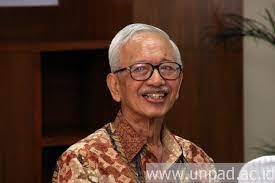 Semoga almarhum bapak mochtar kusumaatmadja diterima amal. B0soolriwayljm