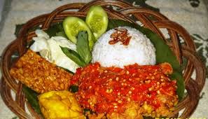 Es buah is an indonesian iced fruit cocktail dessert.this cold and sweet beverage is made of diced fruits, such as honeydew, cantaloupe, pineapple, papaya, squash, jackfruit and kolang kaling (arenga pinnata fruit), mixed with shaved ice or ice cubes, and sweetened with liquid sugar or syrup. Ayam Geprek Chicken Murah Enaknya Poll Palapa News