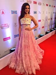 Alia Bhatt At The Hello Hall Of Fame 2017 Awards Designer Dresses Indian Dresses Designer Dresses Small glasses and clear pvc sandals rounded out her look.