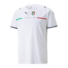 An der linken seite befindet sich die flagge von italien und auf der rückseite des trikots sind die italienischen farben zu sehen. Puma Italien Trikot Away Em 2021 Weiss F08 Weiss