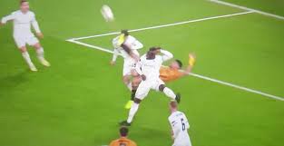 Raul jimenez is a mexican professional footballer who currently plays as a forward for english club wolverhampton wanderers and also for the mexico national team. Wolves Sturmer Jimenez Trifft Kopf Statt Ball Und Verletzt Gegner Schwer Watson