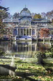 Le Palais De Cristal Est Une Structure Faite De Verre Et De Metal Situee Dans Le Parc Du Retiro A Madrid Il Image Maison Maison De Verre Architecture Paysage