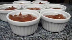 Mousse Au Chocolat Tres Rapide Recette En 2020 Mousse Au Chocolat Recette Mousse Au Chocolat Faire Fondre Du Chocolat