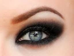 Le maquillage smoky eye est idéal pour sophistiquer votre look quand vous sortez ou pour un événement spécial. Ombres A Paupieres Pour Yeux Bleus Bellezza Conseils By Elsa