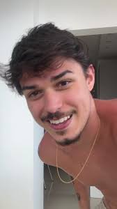 Mãe e Filha Dançando Juntas em Ritmo Divertido