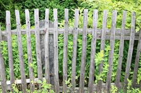 Dieser ganz natürliche staketenzaun aus europäischem edelkastanienholz weckt emotionen und ist obendrein leicht selbst aufzustellen. Staketenzaun Selber Bauen Anleitung Zum Aufbau Gartendialog De