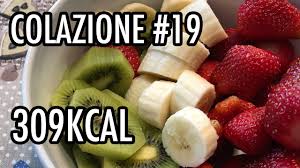 La colazione preferita dagli italiani è quella dolce dove la fanno da padrone latte, yogurt, pane o fette biscottate, marmellata o frutta fresca. Colazione Sportiva 19 Fruttariana Fragole Banana E Kiwi Youtube
