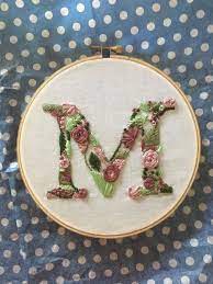 Embroidered alphabets are different from fonts. Handmade Floral Letter Embroidery Hoop Wall Art Handstickerei Buchstaben Weihnachten Stickmuster Stickrahmen