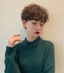 visit for more おしゃれで色っぽい冬のno 1ヘアハンサムショート15選 locariロカリ the post おしゃれで色っぽい冬のno 1ヘアハンサムショート15 appe very short hair curly hair styles short hairstyles for women