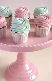 Parmi Mes Plus Jolis Cupcakes Ces Cupcakes Barbapapa Avec De La Puree De Fraise Et Une Creme Au Beurre Meringue Suisse B Recette Cupcake Cupcakes Idee Gateau