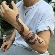Nella figura dello yoga kundalini appare il simbolo del serpente come una forza interna e lo si rappresenta attorcigliato su sé stesso, formando così un anello. Tatuaggio Serpente Significato Idee E Foto Tatuaggio Co Idee Per Tatuaggi Tatuaggi Piccoli Collo Tatuaggi