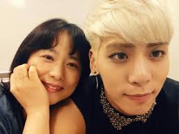 Jonghyun Snaps A Selca With His Mother Before Shinee S Concert In Japan Jonghyun Shinee Jonghyun Shinee