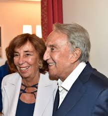 Ex senatrice eletta nelle liste del popolo della libertà, giornalista, moglie dell'ex direttore del tg4 emilio fede, si è spenta nella sua dimora napoletana, a villa lucia. Diana De Feo Col Marito Emilio Fede Dago Fotogallery