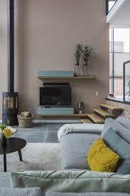 gave kleurcombinatie taupe grijs hout en okergeel natuurlijke kleuren vingerhoed woonkamer