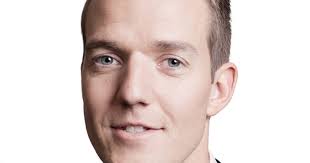 Konseptet er at komikar martin lepperød inviterer kjente folk inn i studio for å snakke om og rundt døden. Armand Viik Standupkomiker Latter No