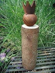 tolle gartendeko konig auf baumstamm holz eisen rost 2 grossen eisendeko garten deko gartenfiguren gartenskulptur