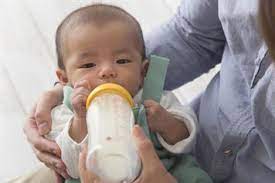 You do not need to give your baby a vitamin d supplement if they are fed more than 300mls or 10 fluid oz (ounces) of infant formula a day. Formula Feeding