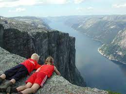 Hytta ligger 50 meter fra kaien i lysebotn i ryfylke. File Kjerag Jpg Wikipedia