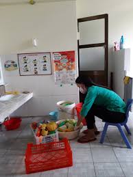 MN 30 THÁNG 4 VỆ SINH ĐỒ DÙNG ĐỒ CHƠI BẰNG DUNG DỊCH ...