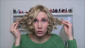 Kurze haare locken mit dem glätteisen. Locken Bei Kurzen Und Mittellangen Haaren 3 Methoden Mit Denen Es Klappt Beauty Tipps Net