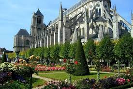 Bourges L Ancienne Capitale Du Berry Ces Villes Fleuries De France A Visiter Bourges Ville Fleurie Cathedrale