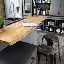 Naturel Et Pratique Le Plan Snack En Bois Massif Cuisines Design Decoration Interieure Cuisine Meuble Cuisine