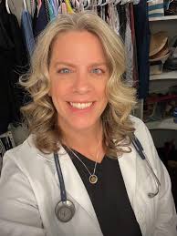 Can someone please remove the line,pegs and glasses of my head thank you  very much