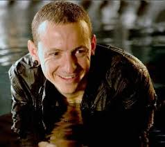 How to make 2 pictures as 1 for phone wallpaper?