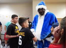 Dallas Cowboys great Michael Irvin plays Santa for kids in Edinburg hospital  | MyRGV.com