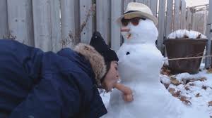 Fille baise avec le bonhomme de neige en plein air dans un lieu public
