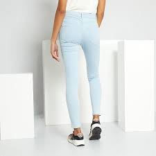 Les jeans évasés, les jeans mom fit, les skinny et les jeggings ont tous adopté la tendance flatteuse de la taille haute. Jean Skinny Eco Concu Femme Bleu Clair Kiabi 10 00