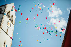 Die luftballons sollten dabei aber nicht zu klein im durchmesser sein, da sich das helium in den ballons schnell verflüchtigt. Heliumballons Fur Die Hochzeit Die Schonsten Exemplare Viele Zusatztipps
