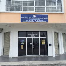 Masalah perpaduan wujud implikasi pemisahan tempat tinggal, perbezaan pekerjaan, sistem pendidikan, kepercayaan atau agama, fahaman politik, masalah ekonomi, dan sistem pemerintahan yang diperkenalkan oleh pihak penjajah. Jabatan Perpaduan Negara Integrasi Nasional Daerah Seremban No 39 40