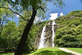 Si capisce così l'origine del nome acquafraggia, da aqua fracta, cioè torrente continuamente interrotto da cascate. Cascate Dell Acqua Fraggia Piuro Da Visitare Nelle Alpi Italiane