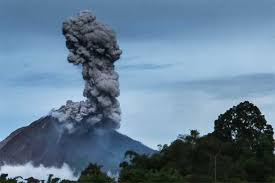 Gunung sinabung is a beautiful conical mountain, and due to its close proximity to medan is one of the most popular hikes in sumatra. Gunung Sinabung Meletus Tinggi Abu Vulkanik 2 Ribu Meter Kabar24 Bisnis Com