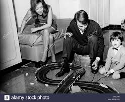 Fabrizio de andrè died in 1999 in milan from lung cancer, diagnosed the year before. Fabrizio De Andre Enrica Rignon Cristiano De Andre 1967 Stockfotografie Alamy